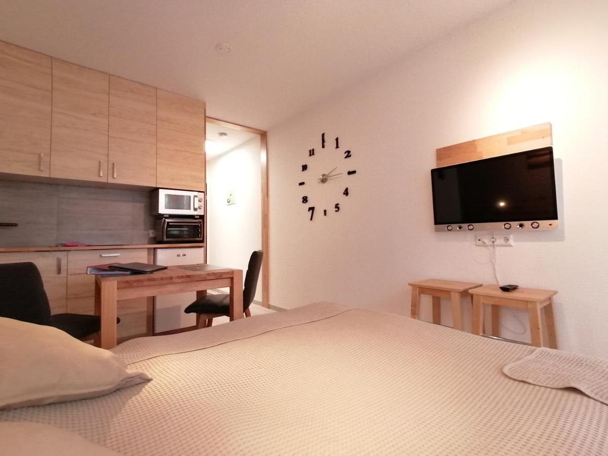 20qm Mit Balkon Und Innenpool - 22040 Apartment *